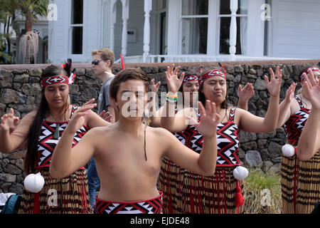 Auckland, Neuseeland. 24. März 2015. Maori Jugendliche führen Haka Kriegsschrei Tanz außerhalb der ICC Cricket World Cup 2015 im Eden Park Rugbystadion während der Semi Final One Day International ODI Spiel zwischen Neuseeland und Südafrika in Auckland, Neuseeland auf Dienstag, 24. März 2015. Bildnachweis: Aloysius Patrimonio/Alamy Live-Nachrichten Stockfoto