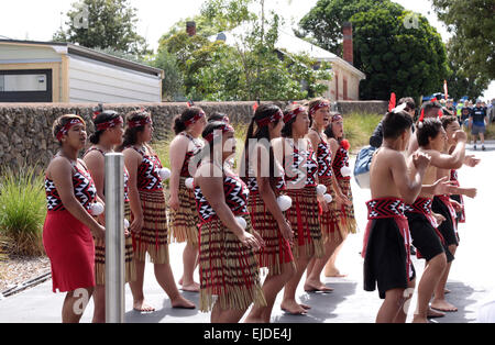 Auckland, Neuseeland. 24. März 2015. Maori Jugendliche führen Haka Kriegsschrei Tanz außerhalb der ICC Cricket World Cup 2015 im Eden Park Rugbystadion während der Semi Final One Day International ODI Spiel zwischen Neuseeland und Südafrika in Auckland, Neuseeland auf Dienstag, 24. März 2015. Bildnachweis: Aloysius Patrimonio/Alamy Live-Nachrichten Stockfoto