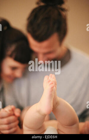 Eine Mutter und Vater mit ihrem kleinen Baby. Stockfoto