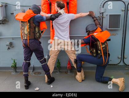 Ghanaischen Spezialoperationen Kommandos suchen einen Seemann auf dem deutschen Marine Schiff FGS Brandenburg während einer menschlichen Menschenhandel Trainingsszenario als Teil des Obangame Express 22. März 2015 im Golf von Guinea. Stockfoto