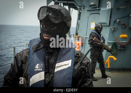 Ghanaischen Spezialoperationen Kommandos etablieren Perimetersicherheit an Bord der deutschen Marinebehälter FGS Brandenburg während einer menschlichen Menschenhandel Trainingsszenario als Teil des Obangame Express 22. März 2015 in den Golf von Guinea. Stockfoto