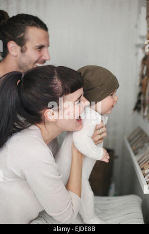 Eine Mutter und Vater zu ihrem Kind, in den Spiegel. Stockfoto