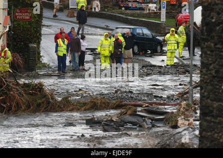 Boscastle Überschwemmungen Notdienste am Tatort nach einer Wasserwand Riss durch Küstenstadt Cornwall, 16. August 2004. Stockfoto