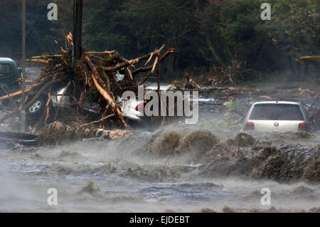 Boscastle Überschwemmungen Notdienste am Tatort nach einer Wasserwand Riss durch Küstenstadt Cornwall, 16. August 2004. Stockfoto