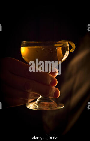 Die Hand einer Frau mit einem cocktail Glas. Stockfoto