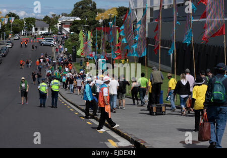 Auckland, Neuseeland. 24. März 2015. Cricket-Fans versammeln, um ICC Cricket World Cup 2015 im Eden Park Rugby Stadium, Semi Final Spiel ein Tag International ODI Spiel zwischen Neuseeland und Südafrika in Auckland, Neuseeland auf Dienstag, 24. März 2015 zu sehen. Stockfoto