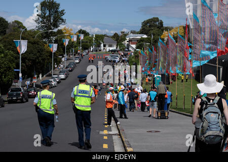 Auckland, Neuseeland. 24. März 2015. Cricket-Fans versammeln, um ICC Cricket World Cup 2015 im Eden Park Rugby Stadium, Semi Final Spiel ein Tag International ODI Spiel zwischen Neuseeland und Südafrika in Auckland, Neuseeland auf Dienstag, 24. März 2015 zu sehen. Stockfoto