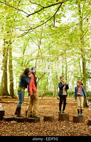 Buchenwälder im Herbst. Eine vierköpfige Familie im Wald. Stockfoto