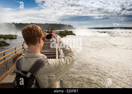 Argentinien, Iguazu Falls National Park, Tourist unter Bild der Garganta el Diablo Wasserfall von erhöhten Laufsteg Stockfoto