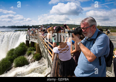 Argentinien, Iguazu Falls National Park, touristische Bild der Garganta el Diablo Wasserfall vom erhöhten Aussichtspunkt im Gespräch Stockfoto