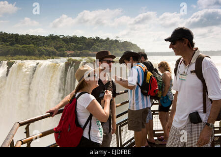 Arg437Argentina, Iguazu Falls National Park, Touristen am Garganta el Diablo Wasserfall vewpoint Stockfoto