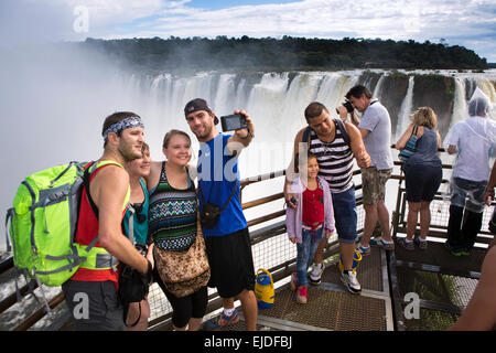 Argentinien, Iguazu Falls National Park, Touristen nehmen Selfie bei Garganta el Diablo Wasserfall Sicht Stockfoto