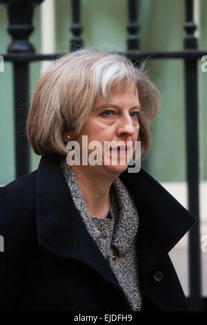 London, UK. 24. März 2015. Mitglieder des Kabinetts sammeln für ihre wöchentlichen Treffen in der Downing Street. Im Bild: Home Secretary Theresa May Kredit: Paul Davey/Alamy Live-Nachrichten Stockfoto