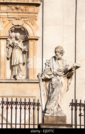 Statue von einer der Apostel vor Saint Peter and Saint Paul Kirche auf Ulica Grodzka, Krakau im September Stockfoto