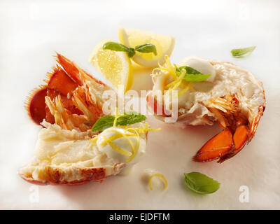 Halbierte frisch gegart Hummer (Langusten) mit einer Zitronen-Mayonnaise-sauce Stockfoto