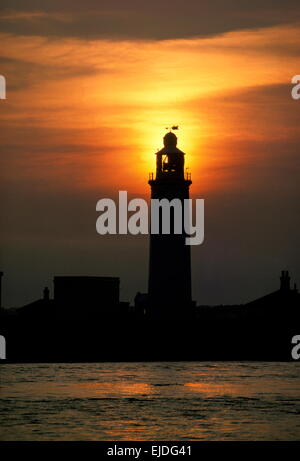 AJAXNETPHOTO - HURST CASTLE, ENGLAND - SONNENUNTERGANG HINTER DEM LEUCHTTURM KENNZEICHNUNG WESTLICHEN EINGANG ZU DEN SOLENT. FOTO: JONATHAN EASTLAND/AJAX REF: HDD LTH HURST 21204 1 2 Stockfoto