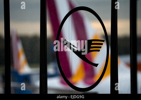 (Datei) - eine Archiv Bild vom 16. Oktober 2014 zeigt das Logo der Deutschen Lufthansa vor ein Germanwings-Flugzeug am Flughafen Köln/Bonn in Köln. Die Airbus-Flugzeuge der Lufthansa-Tochter Germanwings, die in den französischen Alpen abgestürzt, war mehr als 24 Jahre alt. Nach Angaben der Website "Airfleets.net" waren die Flugzeuge des Typs A320 Lufthansa am 6. Februar 1991 geliefert worden. Foto: Rolf Vennenbernd/dpa Stockfoto