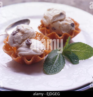 Nahaufnahme von Brandy Snap Körbe gefüllt mit rum + Rosinen-Eis Stockfoto