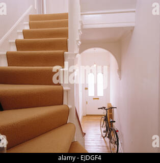Fahrrad im Stadthaus Halle mit tief Creme Teppich auf der Treppe Stockfoto