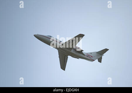 Raytheon Hawker 400XP private Twin-engined Strahl Flugzeug verlassen Inverness Flugplatz.  SCO 9662. Stockfoto