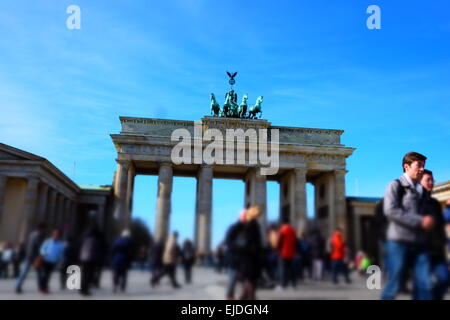 Berlin, Brandenburger Tor an einem sonnigen Tag Stockfoto