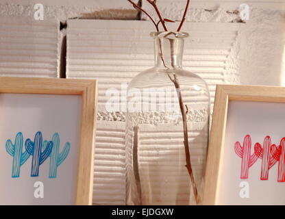 DONOSTIA, Spanien-März 15, 2015: Die lokalen Künstler verkaufen ihre Werke auf dem alternativen Markt am 15. März in Spanien. Stockfoto