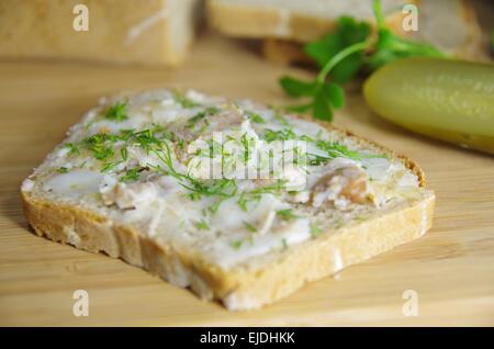 Scheibe Brot mit Schmalz an Bord Hintergrund Stockfoto