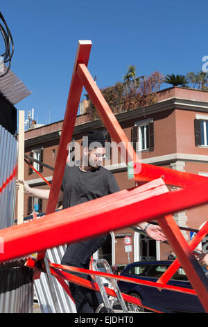 Künstlers Clemens Behr (Deutschland) in Piazza del Gazometro in Rom, Italien, bereitet seine Installation für das Projekt Ostiense Bezirk Stockfoto