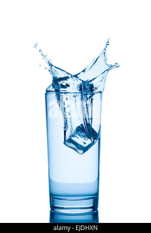 Spritzen von Eiswürfel in ein Glas Wasser, isoliert auf dem weißen Stockfoto