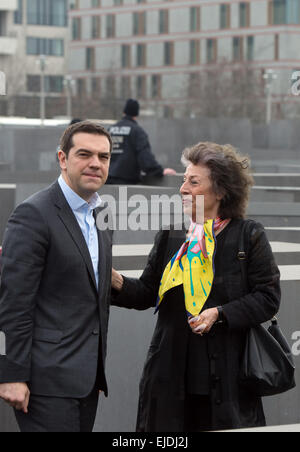 Berlin, Deutschland. 24. März 2015. Der griechische Premierminister Alexis Tsipras und Gründer des Denkmals, Lea Rosh, besuchen das Holocaust-Mahnmal in Berlin, Deutschland, 24. März 2015. Bildnachweis: Dpa picture Alliance/Alamy Live News Stockfoto