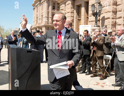 Austin, Texas, USA. 23. März 2015. Umstrittene Alabama Supreme Court Chief Justice Roy Moore spricht auf einer Kundgebung der konservativen Texas Gesetzgeber gegen Homo-Ehe bei einer Texas Capitol Kundgebung Montag.  Moore hat gesagt, Alabama Richter, eine aktuelle Bundesgericht Urteil erlaubt Homo-Ehe in den Zustand zu ignorieren. Bildnachweis: Bob Dämmrich/Alamy Live-Nachrichten Stockfoto