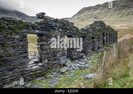 Ruinen Steinbruch der alten Gebäude neben dem Watkin Weg in Snowdonia, Nordwales. Stockfoto