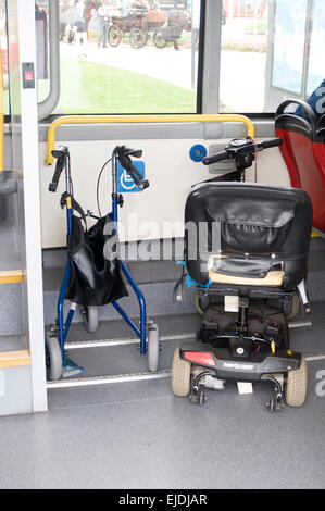 Zugang für Behinderte Bus Busse Mobilität Scooter Roller auf in einem Walker alten Rollstuhl Rollstuhl Benutzer Benutzer öffentliche Verkehrsmittel Rad Stockfoto