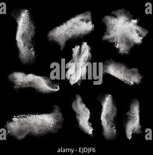 Abstrakte Muster der weiße Pulverwolke gegen Schwarz Stockfoto