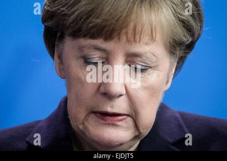 Berlin, Deutschland. 24. März 2015. Bundeskanzlerin Angela Merkel besucht eine Pressekonferenz über das Unglück der deutschen Budget Airline Germanwings Flug 4U9525 in der Kanzlei in Berlin, Deutschland, am 24. März 2015. Bundeskanzlerin Angela Merkel sagte am Dienstag in einer Ansprache an die Medien, die sie am Mittwoch an der Absturzstelle von Germanwings Flug 4U9525 reisen würde. Bildnachweis: Zhang Fan/Xinhua/Alamy Live-Nachrichten Stockfoto