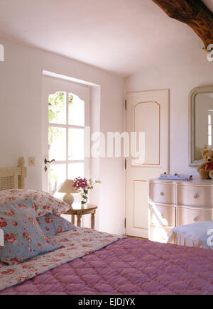 Rose gemusterte Kissen und rosa Quilt in französischer Landhaus Schlafzimmer Stockfoto