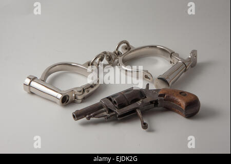 alten Handschellen mit Verriegelung Schrauben englischen Stil und Revolver derringer Stockfoto