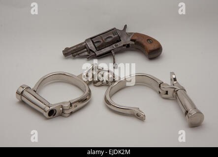 alten Handschellen mit Verriegelung Schrauben englischen Stil und Revolver derringer Stockfoto