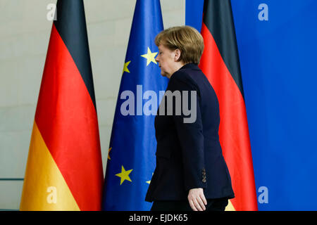 Berlin, Deutschland. 24. März 2015. Bundeskanzlerin Angela Merkel geben Aussagen über den Flugzeugabsturz in Frankreich wo 148 Menschen an Bord waren und ab diesem Zeitpunkt eine viele Deutschland-Burg - am Bundeskanzleramt am 24. März 2015, in Berlin Deutschland. / Foto: Bundeskanzlerin Angela Merkel während der Aussagen über den Flugzeugabsturz in Berlin. Bildnachweis: Reynaldo Chaib Paganelli/Alamy Live-Nachrichten Stockfoto