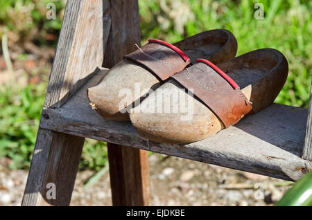 Ein Paar Holzschuhe für Verkauf auf dem Flohmarkt August in Gigny-Sûr-Saône, Burgund, Frankreich. Stockfoto