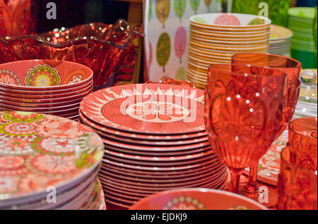 Schöne bunte Keramik und Glas Geschirr und Geschenkartikel auf einem Marktstand Stockfoto