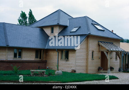 Neubau Schindeln Haus mit Veranda und Dormer Windows und Schiefer Ziegeldach Stockfoto