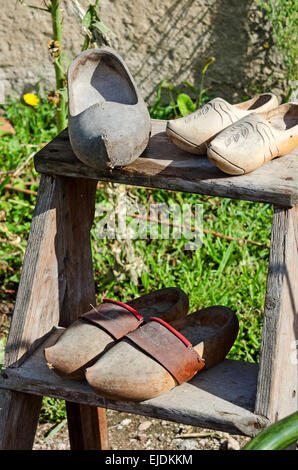 Vintage frz. zum Verkauf auf dem Flohmarkt August in Gigny-Sûr-Saône, Burgund, Frankreich. Stockfoto