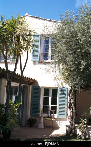 Außenseite des französischen Landhaus mit blassen blauen Fensterläden Stockfoto