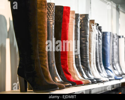 Damen Stiefel in den Regalen im store Stockfoto