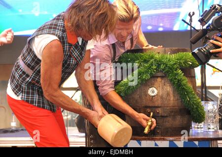 Offizielle Eröffnung des größten Oktoberfestes in Mallorca. Deutscher Sänger Jürgen Drews braucht drei Schläge, das erste Fass im Megapark zu erschließen. Er versucht dann, Bier in Paul Jankes Lederhose zu gießen. Mitwirkende: Jürgen Drews, Paul Janke Where: Palma, Spanien bei: Stockfoto