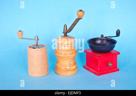 drei Gewürze aus Holz Vintage Pfeffermühle auf blauem Hintergrund Stockfoto