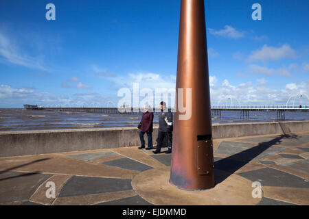 Southport, Merseyside, Großbritannien. März 2015. Wetter in Großbritannien: Heller sonniger Tag und sehr seltene Flut am Southport Beach. Gutschrift: Stockfoto