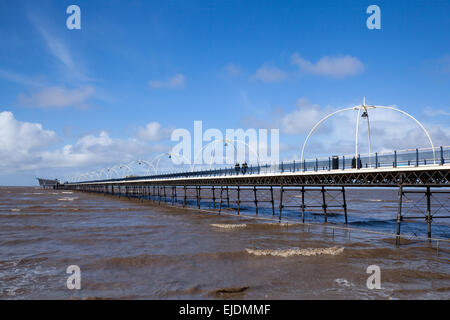 Southport, Merseyside, England. 24. März 2015. UK-Wetter: Hellen, sonnigen Tag und sehr seltene Flut kommt in Southport Strand. Bildnachweis: Mar Photographics/Alamy Live-Nachrichten Stockfoto