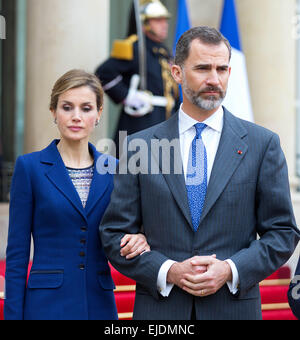 Spanische König Felipe und Königin Letizia Ankunft im Elysee-Palast in Paris, 24. März 2015, für einen Staatsbesuch in Frankreich. Die Royals ihren Besuch später wegen des Flugzeugabsturzes von Germanwings in Südfrankreich gestrichen. Foto: Albert Nieboer-Royal Presse Europa Stockfoto